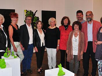 "Nonagon" heißt die Künstlergruppe aus dem Main-Taunus-Kreis, die derzeit in der gleichnamigen Ausstellung im Schloss Oberschwappach ihre Werke zeigt. Unser Bild (unten links, von links) zeigt Ingrid Jureit, Romana Menze-Kuhn, Ralf Dingeldein, Ingrid Manzano-Stein, Ingrid Hornef und Ellen Hauser, Eleonore Schmidts-Stumpf, Zweiten Bürgermeister Bernhard Jilke, Egon Stumpf und Bernadette Klug vom Kulturverein. Fotos: Ulrike Langer