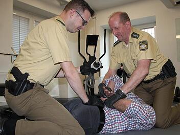 Übung: Florian Leimbach und Klaus Albert werfen ihren Kollegen in zivil (Steffen Trabert) zu Boden. Foto: Ulrike Müller