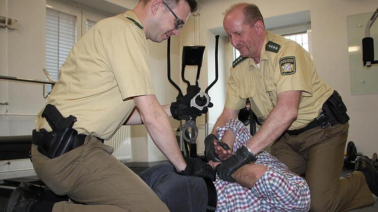 Übung: Florian Leimbach und Klaus Albert werfen ihren Kollegen in zivil (Steffen Trabert) zu Boden. Foto: Ulrike Müller