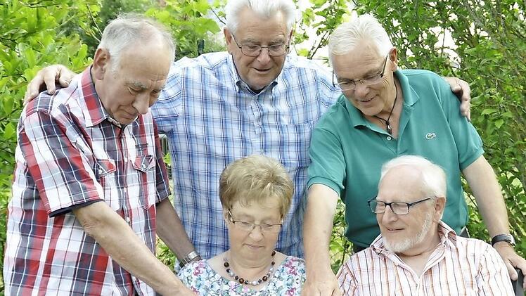 Der gemeinsame Geburtstag von Margit und Walter Müller (vorne) ist für Günter Bauer, Udo Rinck und Adolf Reuter (hinten, von links) ein willkommener Grund, auf eine nicht alltägliche Freundschaft zurückzublicken. Man hatte sich aus den Augen verloren und dennoch auf ungewöhnliche Weise wiedergefunden. Foto: Peter Klopf
