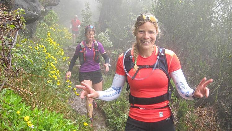 Die schnellsten Frauen auf dem glitschigen Bergpfad unterwegs. Vorne Nicole Schillinger (2. Platz/12:48), dahinter die Siegerin Cécile Weiss (12:35). Foto: Michael Kraus