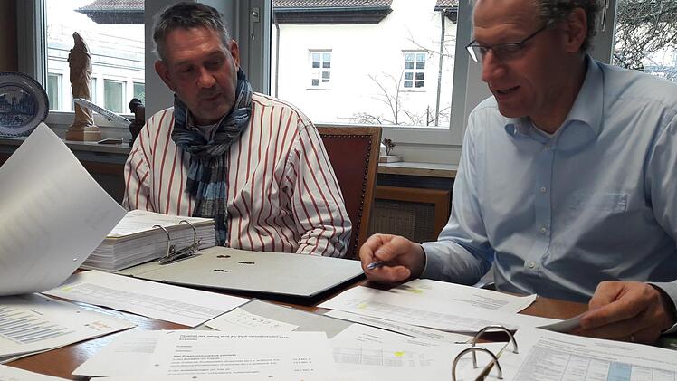 Sind angesichts der Haushaltszahlen entspannt: Stadtkämmerer Manfred Hofmann (links) und Bürgermeister German Hacker.