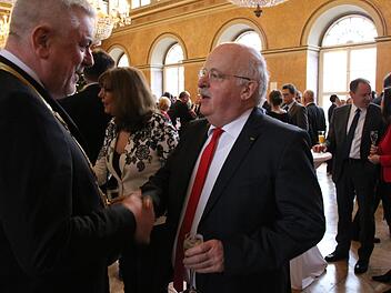 Coburgs Oberbürgermeister Norbert Tessmer (links) im Gespräch mit Thomas Kaeser. Der Unternehmer schuf zusätzliche Ausbildungsplätze für Flüchtlinge. Foto: Simone Bastian