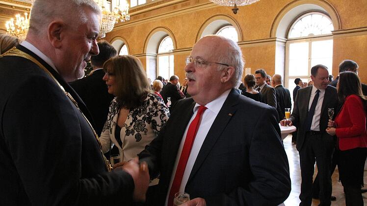 Coburgs Oberbürgermeister Norbert Tessmer (links) im Gespräch mit Thomas Kaeser. Der Unternehmer schuf zusätzliche Ausbildungsplätze für Flüchtlinge. Foto: Simone Bastian