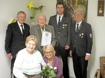 Hohe Auszeichnung durch die SG Rothenkirchen für Willi Strysio zum 90. Geburtstag: vorne von links Ehefrau Johanna Strysio, Betreuerin Doris Schott, hinten von links Edgar Barnickel, Jubilar Willi Strysio, 1. Schützenmeister Daniel Bergmann, Ehrenschützenmeister Reinhold Wolf Foto: K.-H. Hofmann