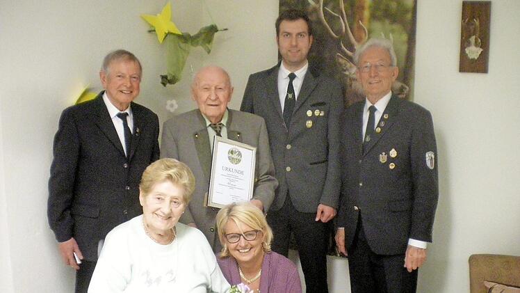 Hohe Auszeichnung durch die SG Rothenkirchen für Willi Strysio zum 90. Geburtstag: vorne von links Ehefrau Johanna Strysio, Betreuerin Doris Schott, hinten von links Edgar Barnickel, Jubilar Willi Strysio, 1. Schützenmeister Daniel Bergmann, Ehrenschützenmeister Reinhold Wolf Foto: K.-H. Hofmann