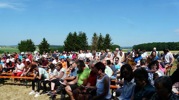 Zahlreiche Sportler fanden sich zur Andacht auf dem Sportgel&auml;nde ein. Foto: Karin G&uuml;nther