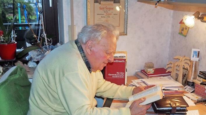 Rudi Peterhänsel heute. Noch immer sitzt er oft an seinem Schreibtisch und informiert sich regelmäßig über das aktuelle Zeitgeschehen. Foto: Andrea Spörlein