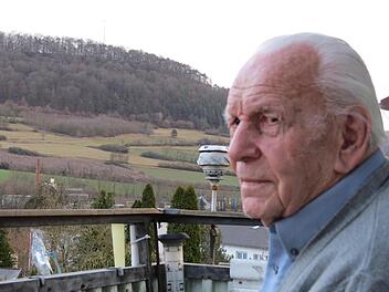 Robert Heilmann auf seinem Balkon mit seinem Lieblingsausblick zum Euerdorfer Haarberg