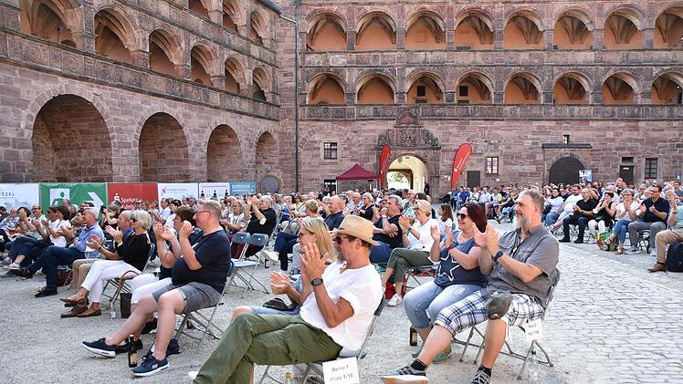 Beim Auftritt von Wolfgang Niedecken waren die Plätze im Schönen Hof der Burg gut gefüllt. Aus Hygienegründen wurden die Reihen mit weitem Abstand bestuhlt, dadurch waren maximal 550 Besucher zugelassen.