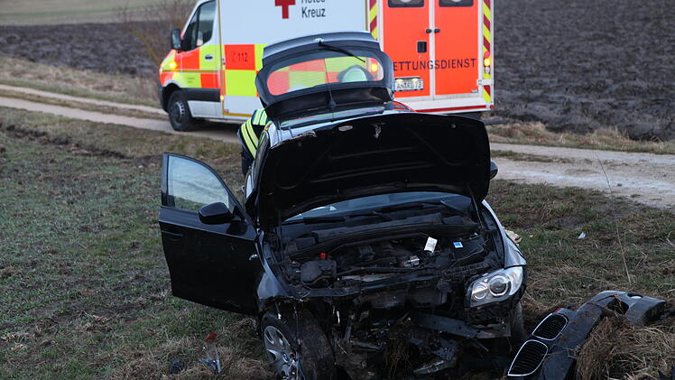 Im Wassergraben gelandet: BMW-Fahrer verliert die Kontrolle &uuml;ber sein Fahrzeug