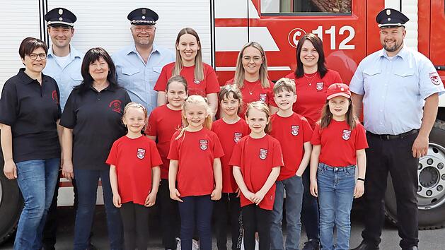 Nach der gelungenen Ablegung der Kinderflamme freuen sich die Kids mit (v. l.) der Kinderbeauftragten Ingrid Funk, Zweitem Kommandanten Markus Tischer, der Kreisbrandmeisterin und Kinderbeauftragten Sigrid Mager, Drittem Bürgermeister und Erstem V...