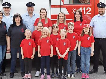 Nach der gelungenen Ablegung der Kinderflamme freuen sich die Kids mit (v. l.) der Kinderbeauftragten Ingrid Funk, Zweitem Kommandanten Markus Tischer, der Kreisbrandmeisterin und Kinderbeauftragten Sigrid Mager, Drittem B&uuml;rgermeister und Erstem V...