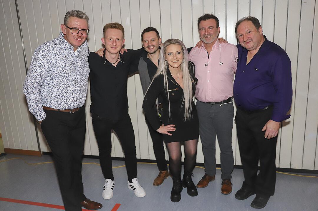 Es wurde in das Jahr 2025 gefeiert.