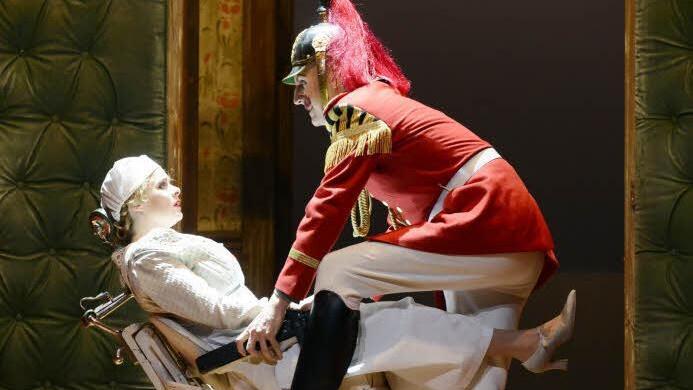Marie (Karen Leiber) und der handfest um sie balzende Tambourmajor (Hans-Georg Priese) Alle Szenenfotos: Falk von Traubenberg