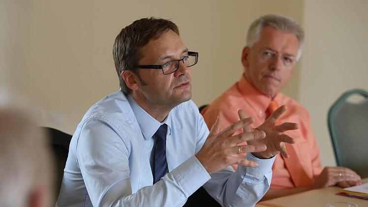 Bayernwerk-Chef Reimund Gotzel erklärt die Ausrichtung der neuen Firma. Ludwig Schiebler (rechts), Leiter der Regionalleitungen Oberfranken (Bayreuth) und Unterfranken (Würzburg) hört ihm zu. Foto: Barbara Herbst