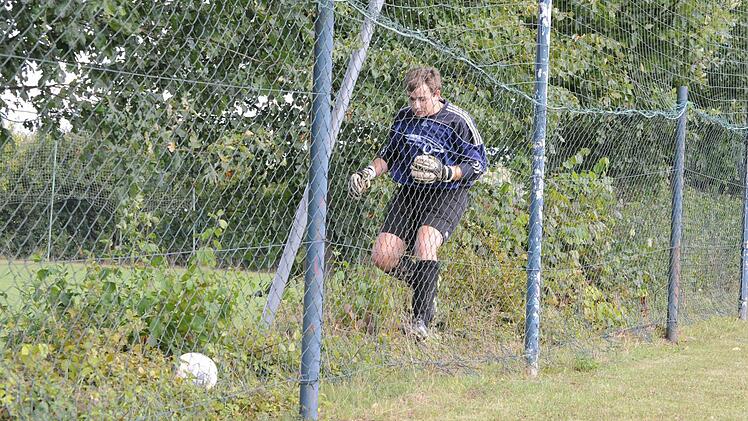 Der Albertshäuser Keeper Eric Jahn bei der Balleroberung der etwas anderen Art. Foto: Hopf