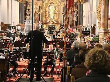 In tollem Ambiente: Mit dem von Dirigent Johann Mösenbichler geleiteten Abschlusskonzert wurde dem dreitägigen Festival die musikalische Krone aufgesetzt. Foto: Gerd Schaar