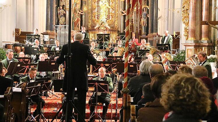 In tollem Ambiente: Mit dem von Dirigent Johann Mösenbichler geleiteten Abschlusskonzert wurde dem dreitägigen Festival die musikalische Krone aufgesetzt. Foto: Gerd Schaar