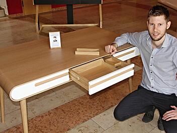 Alexander Gallesdörfer aus Wildenau in der Oberpfalz vor seinem Meisterstück, einem Schreibtisch, für den er die Bestnote erhielt.  Fotos: Helmut Will
