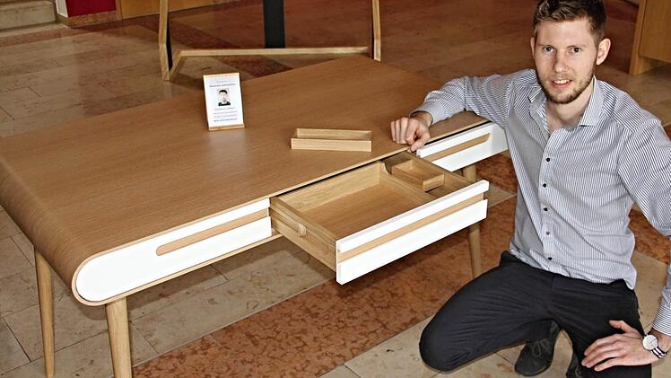 Alexander Gallesdörfer aus Wildenau in der Oberpfalz vor seinem Meisterstück, einem Schreibtisch, für den er die Bestnote erhielt.  Fotos: Helmut Will