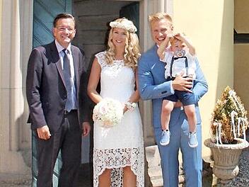 Jessica und Tom Haindl (mit Sohn Luca) waren das 250. Brautpaar, das Karsten Fischkal traute. Foto: Johanna Blum