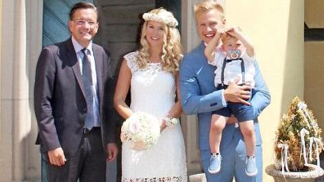 Jessica und Tom Haindl (mit Sohn Luca) waren das 250. Brautpaar, das Karsten Fischkal traute. Foto: Johanna Blum