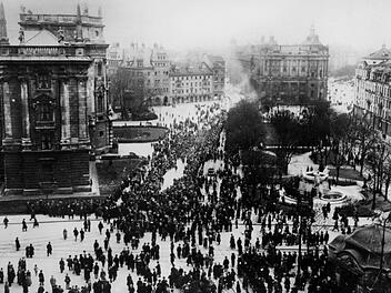 Menschenmengen sammeln sich während der Novemberrevolution 1918 in München. Am 7./8. November 1918 proklamierte Ministerpräsident Kurt Eisner den republikanischen "Freistaat Bayern".dpa/Archiv