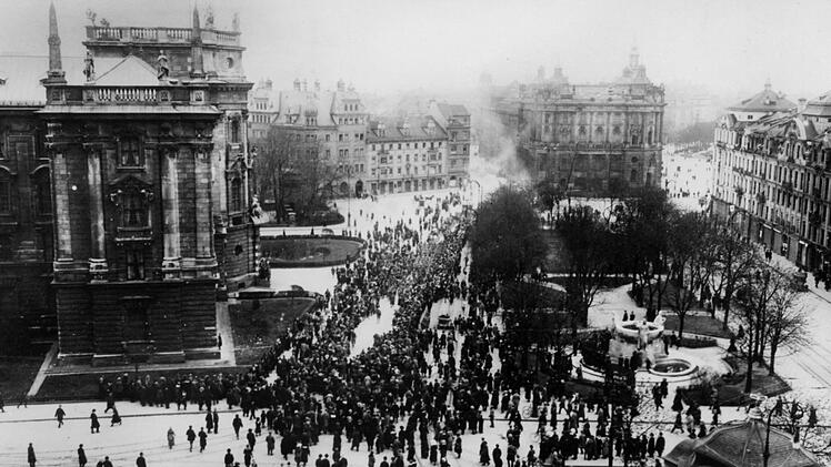 Menschenmengen sammeln sich während der Novemberrevolution 1918 in München. Am 7./8. November 1918 proklamierte Ministerpräsident Kurt Eisner den republikanischen "Freistaat Bayern".dpa/Archiv