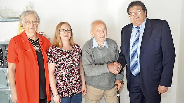 Zweiter Bürgermeister Wolfgang Förtsch (rechts) gratuliert Berthold Wachter zum 80. Geburtstag. Mit im Bild von links Ehefrau Monika und Enkelin Lisa Heinlein.  Foto: K.- H. Hofmann