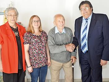 Zweiter Bürgermeister Wolfgang Förtsch (rechts) gratuliert Berthold Wachter zum 80. Geburtstag. Mit im Bild von links Ehefrau Monika und Enkelin Lisa Heinlein.  Foto: K.- H. Hofmann