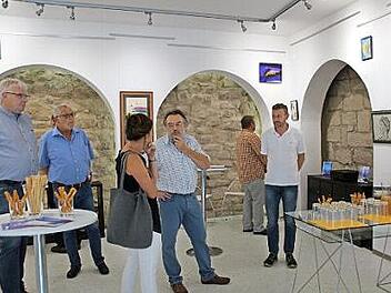 Sehr beeindruckt zeigten sich die Mitglieder des Stadtrats Eltmann von der "Galerie an der Stadtmauer", die von Gerold Jakob eingerichtet wurde. Foto: Sabine Weinbeer