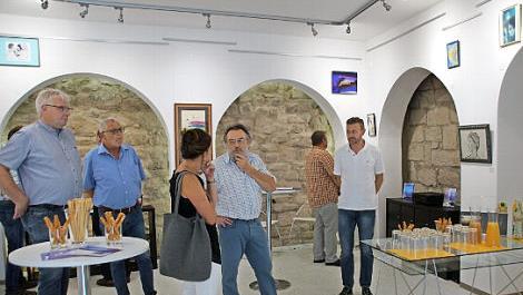 Sehr beeindruckt zeigten sich die Mitglieder des Stadtrats Eltmann von der "Galerie an der Stadtmauer", die von Gerold Jakob eingerichtet wurde. Foto: Sabine Weinbeer