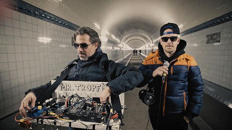 Seit Schulzeiten ist Jan Delay (rechts) mit Kaspar "Tropf" Wiens befreundet. Seit jeher ist er der Produzent des Musikers.