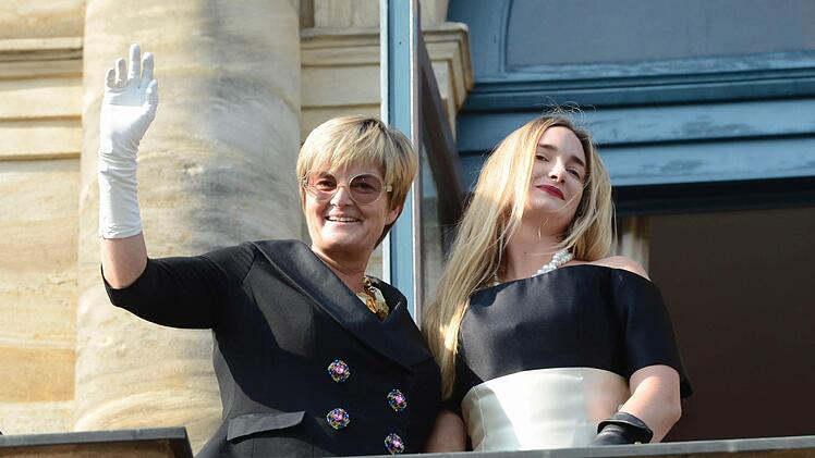 Gloria Fürstin von Thurn und Taxis  und ihre Tochter Maria-Theresia präsentierten sich stilvoll in schwarz und weiß. Foto: Timm Schamberger/dapd