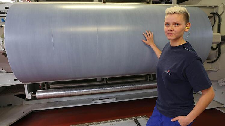 Die Folie wiegt eine halbe Tonne, Christina Heim nur einen Bruchteil.