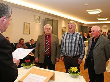 Mit Gold zeichnete Bürgermeister Hans Beck (links) Werner Dallner, Gerhard Lechner und Helmut Sapper (von links) aus. Fotos: Evi Seeger