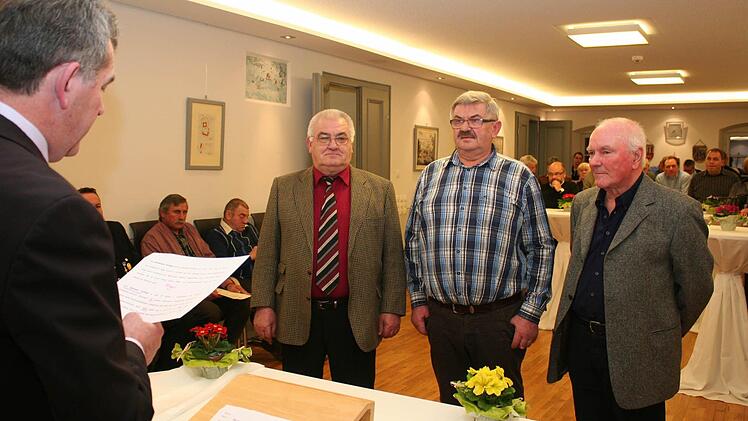 Mit Gold zeichnete Bürgermeister Hans Beck (links) Werner Dallner, Gerhard Lechner und Helmut Sapper (von links) aus. Fotos: Evi Seeger