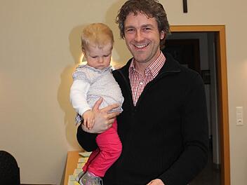 Schon früh auf den Beinen war am Sonntag Bürgermeister Jochen Vogel (CSU) bei der Stimmabgabe. Mit dabei auch seine Tochter Anna. "Man hofft auf gute Ergebnisse, aber das übertrifft es deutlich", freute sich Vogel am Abend nach Bekanntwerden der Ergebnisse. Foto: Birgit Will