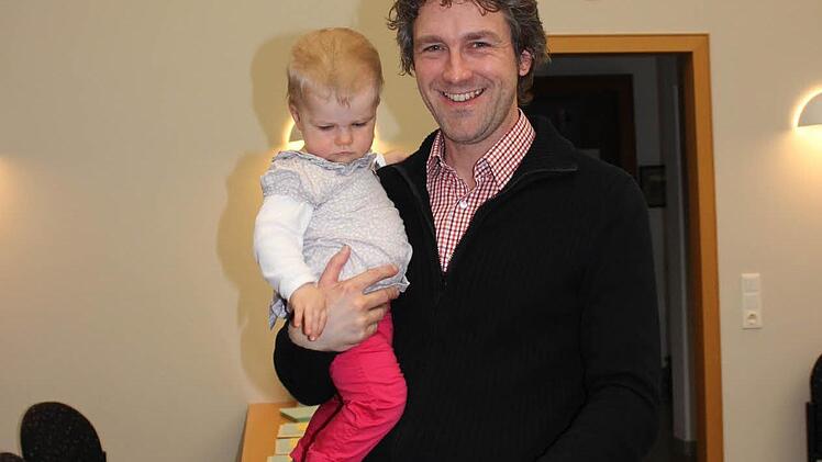 Schon früh auf den Beinen war am Sonntag Bürgermeister Jochen Vogel (CSU) bei der Stimmabgabe. Mit dabei auch seine Tochter Anna. "Man hofft auf gute Ergebnisse, aber das übertrifft es deutlich", freute sich Vogel am Abend nach Bekanntwerden der Ergebnisse. Foto: Birgit Will