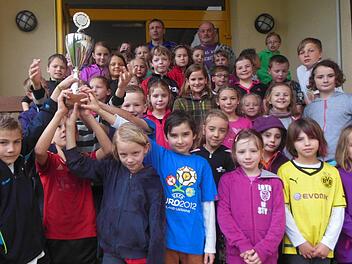 Die teilnehmenden Mannschaften nach der Siegerehrung bei der "Mini-Weltmeisterschaft" der Grundschule Rentweinsdorf und dem Sportverein Heubach. Links das Siegerteam Brasilien und ganz oben rechts Turnierleiter Gerald Streng und Elternbeirat Günter Forkel. Foto: Wolfgang Dietz