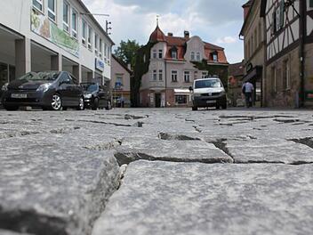 Die Fahrbahn rund um den Marienplatz gleicht stellenweise einer Buckelpiste. Foto: Marco Meißner