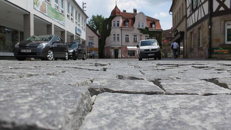 Die Fahrbahn rund um den Marienplatz gleicht stellenweise einer Buckelpiste. Foto: Marco Meißner