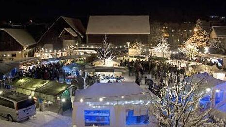 Die anheimelnde Marktleugaster Budenwelt auf dem Festplatz an der Webergasse.