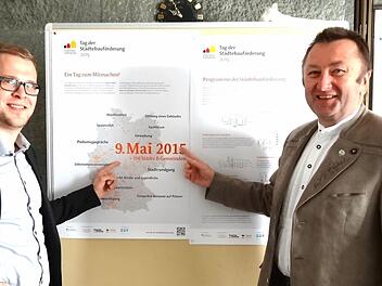 Der Regionalmanager der Kreuzbergallianz, Christian Seynstahl (links), und Bürgermeister Udo Baumann laden am 9. Mai zum Tag der Städtebauförderung nach Bischofsheim ein.  Foto: Eckert