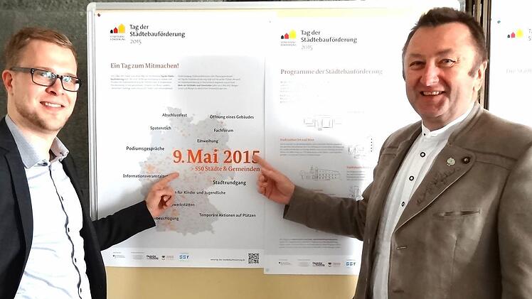 Der Regionalmanager der Kreuzbergallianz, Christian Seynstahl (links), und Bürgermeister Udo Baumann laden am 9. Mai zum Tag der Städtebauförderung nach Bischofsheim ein.  Foto: Eckert