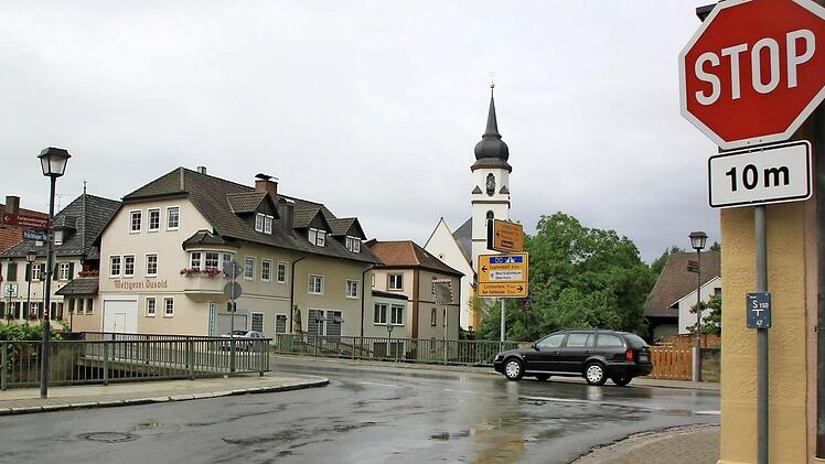 Dringend vom Verkehr entlastet werden müsste die Einmündung der Prächtinger Straße in die Hauptstraße. Diese Gefahrenstelle wäre durch eine Umgehung entschärft. Fotos: Matthias Einwag