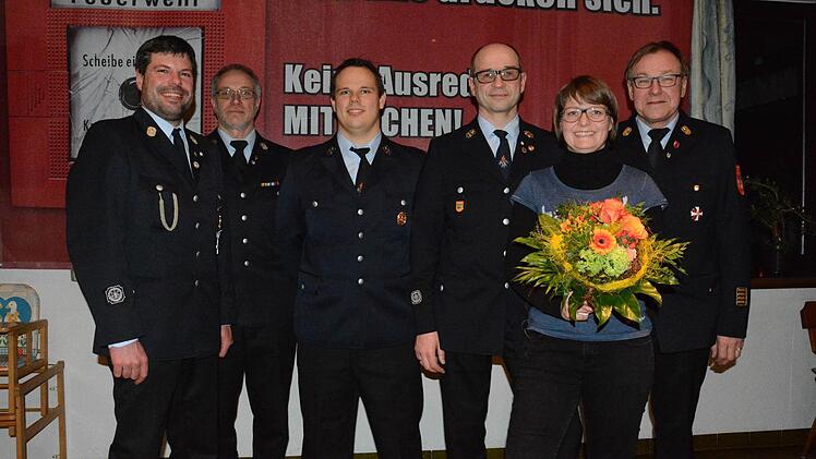 Vorsitzender Steffen Schärpf, KBM Elmar Eisenmann, Kommandant Florian Ziegler, Dieter Ebert mit Ehefrau Tine und Kreisbrandrat Benno Metz.  Foto: Assmann