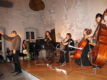 Lizzy Aumeier (rechts) und ihr Damensalonorchester waren bereits zum 14. Mal zu Gast bei der Kulturinitiative Bad Staffelstein. Bei dem Auftritt im Kaisersaal von Kloster Banz dirigierte ihr Mann, Andreas Stock,  einen Marsch.Gerda Völk
