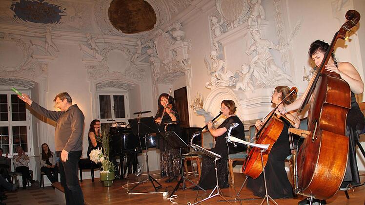 Lizzy Aumeier (rechts) und ihr Damensalonorchester waren bereits zum 14. Mal zu Gast bei der Kulturinitiative Bad Staffelstein. Bei dem Auftritt im Kaisersaal von Kloster Banz dirigierte ihr Mann, Andreas Stock,  einen Marsch.Gerda Völk